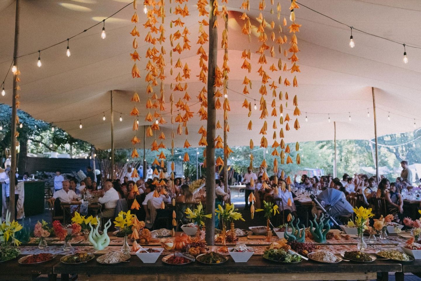 Banquete decorado para matrimonio bajo una carpa Bedu Tents