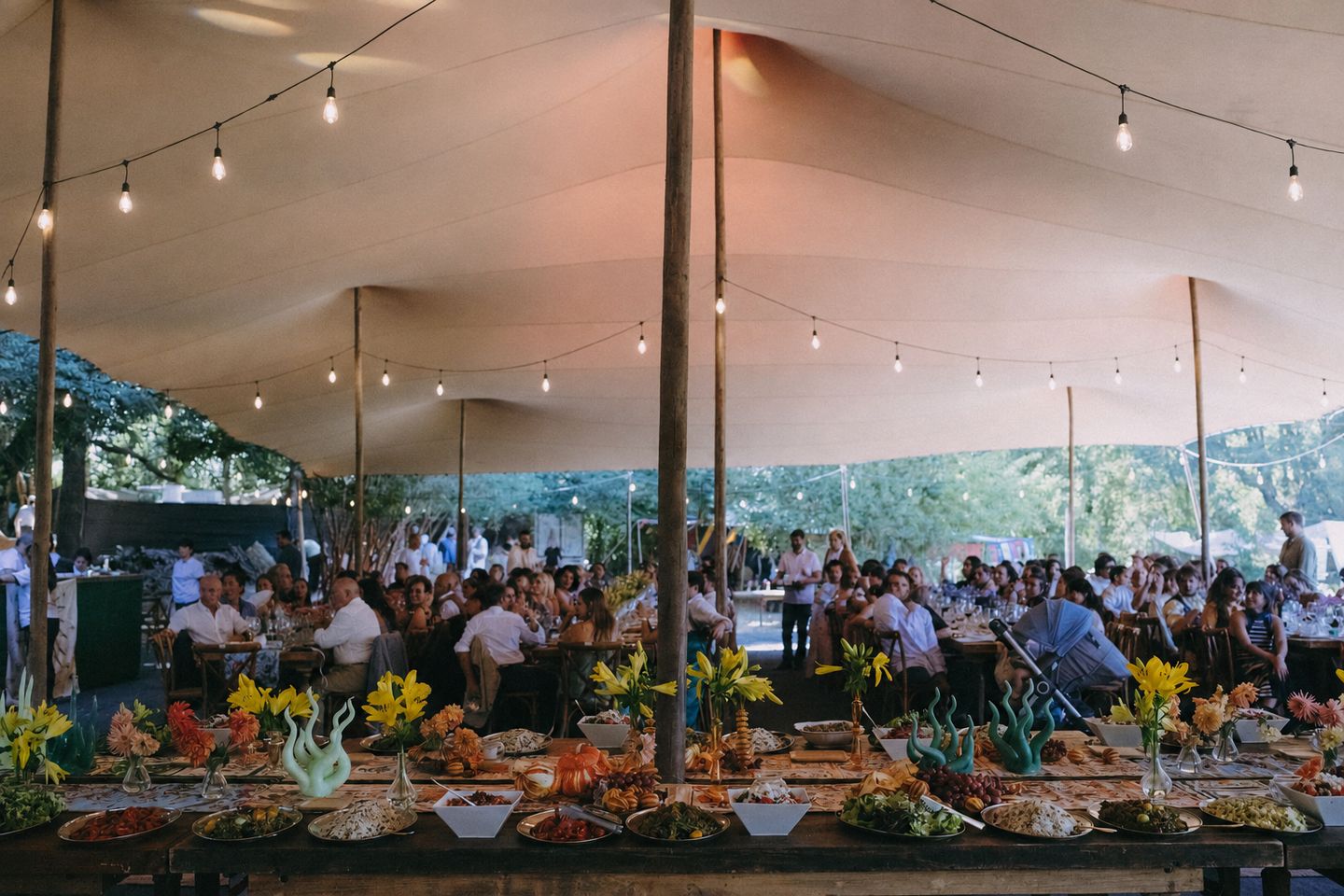 Banquete de matrimonio bajo una carpa Bedu decorada con guirnaldas