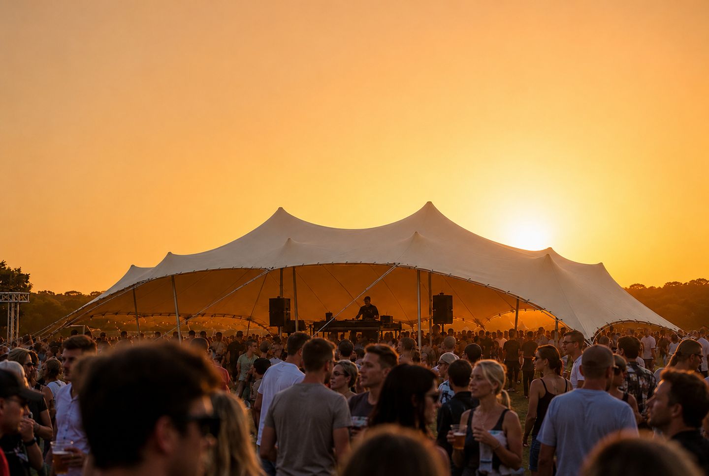 Multitud reunida bajo una gran carpa Bedu al atardecer