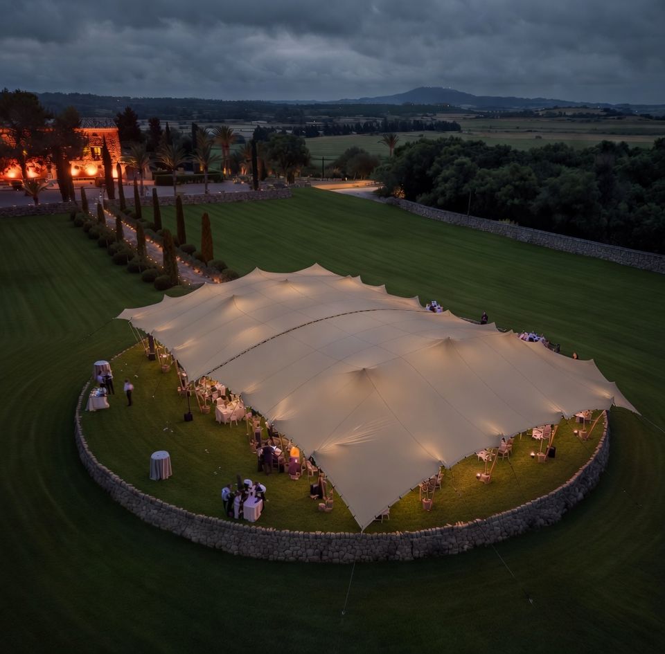 Vista aérea de una carpa beduina para eventos sociales