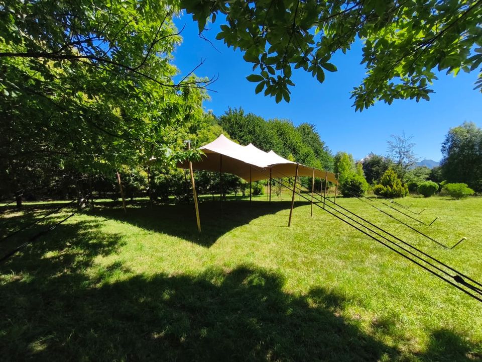 Carpa beduina para matrimonio al aire libre en un paisaje natural