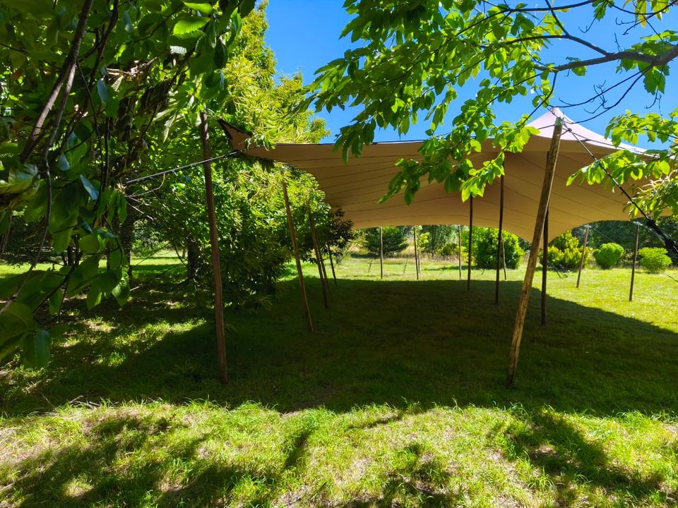 Carpa beduina para evento iluminada durante la hora dorada