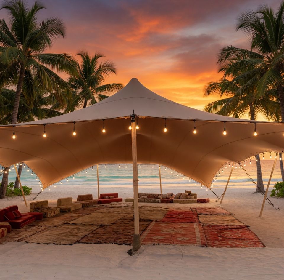 Carpa tensada para eventos bajo la última luz del atardecer