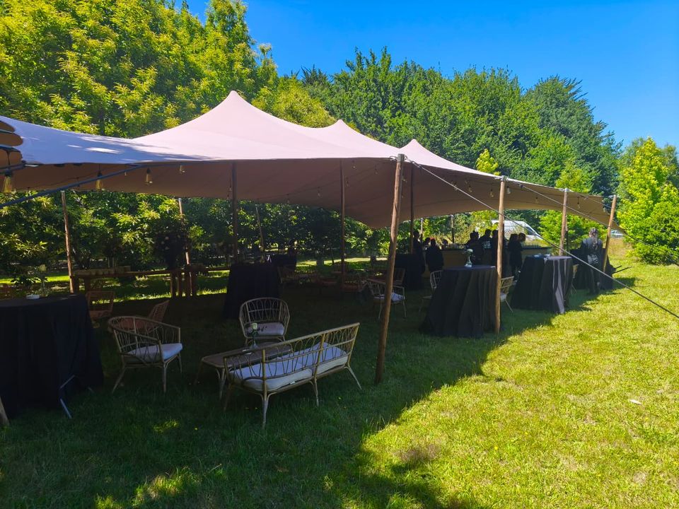 Carpa beduina tensada para evento exterior instalada en un prado