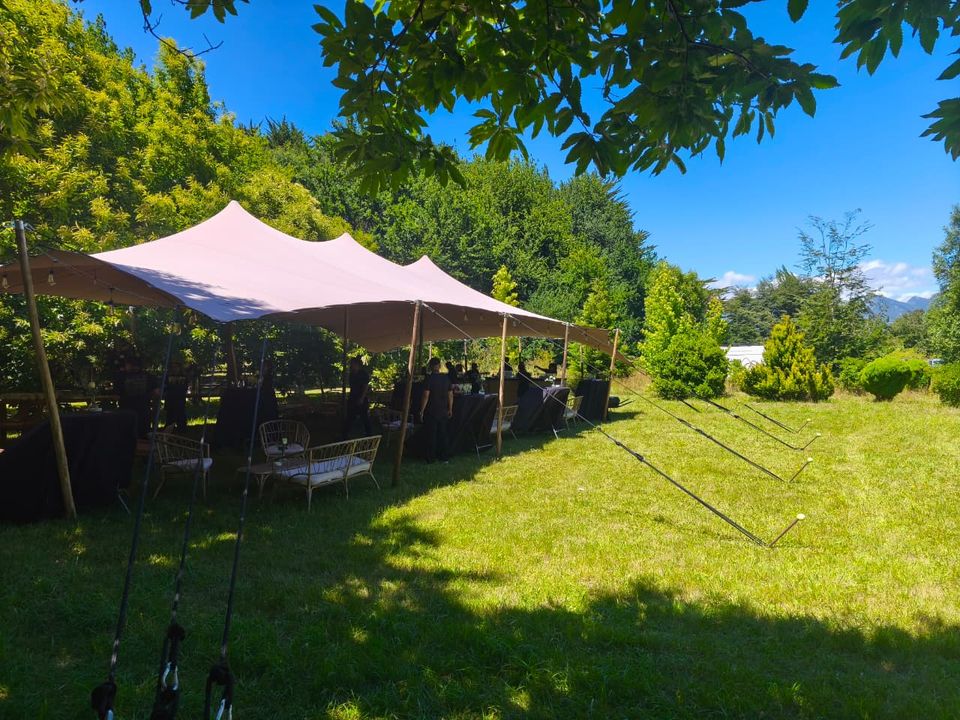Carpa beduina para evento instalada en un jardín verde