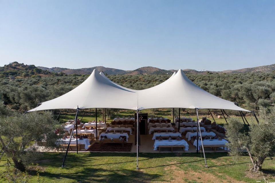 Carpa beduina tensada integrada en un paisaje natural para un evento