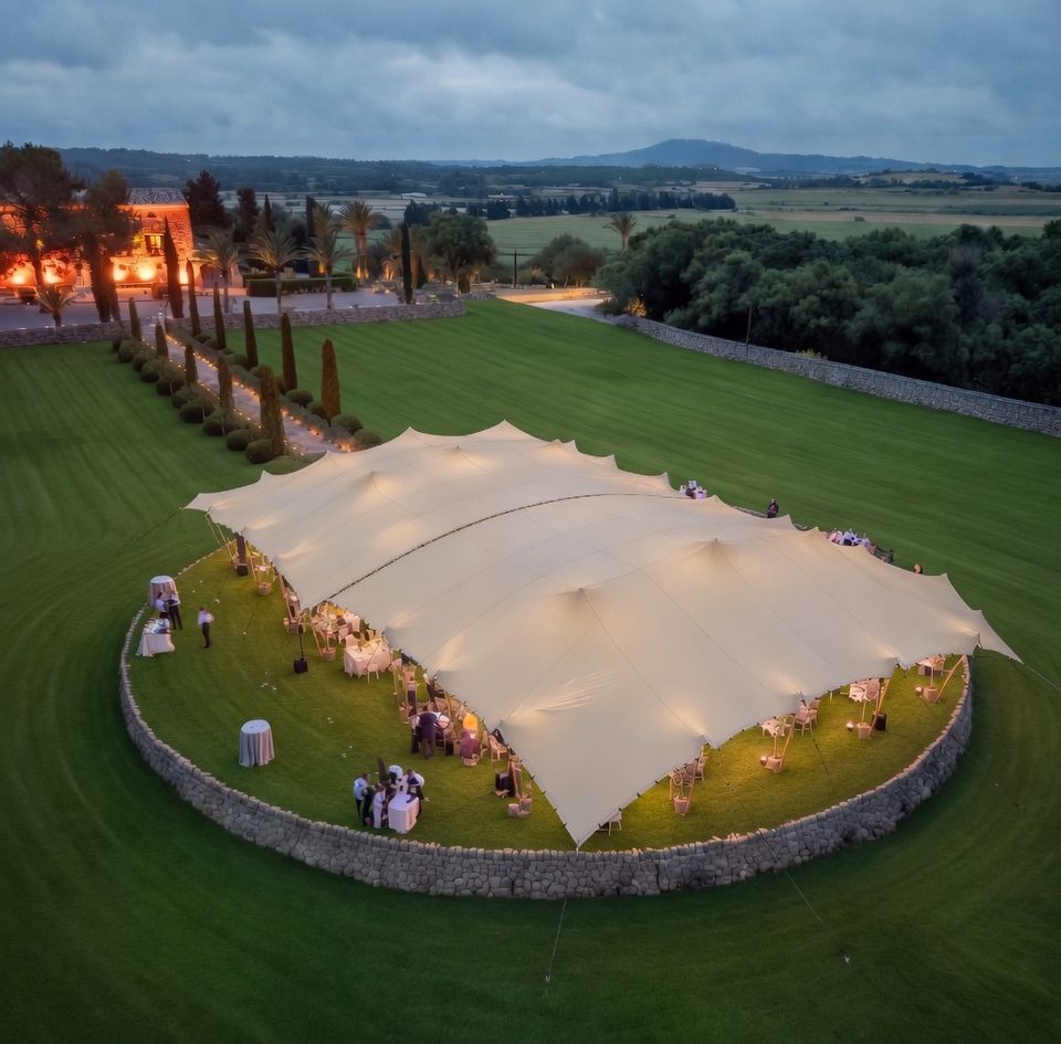 Vista aérea de una carpa tensada para eventos con planta abierta