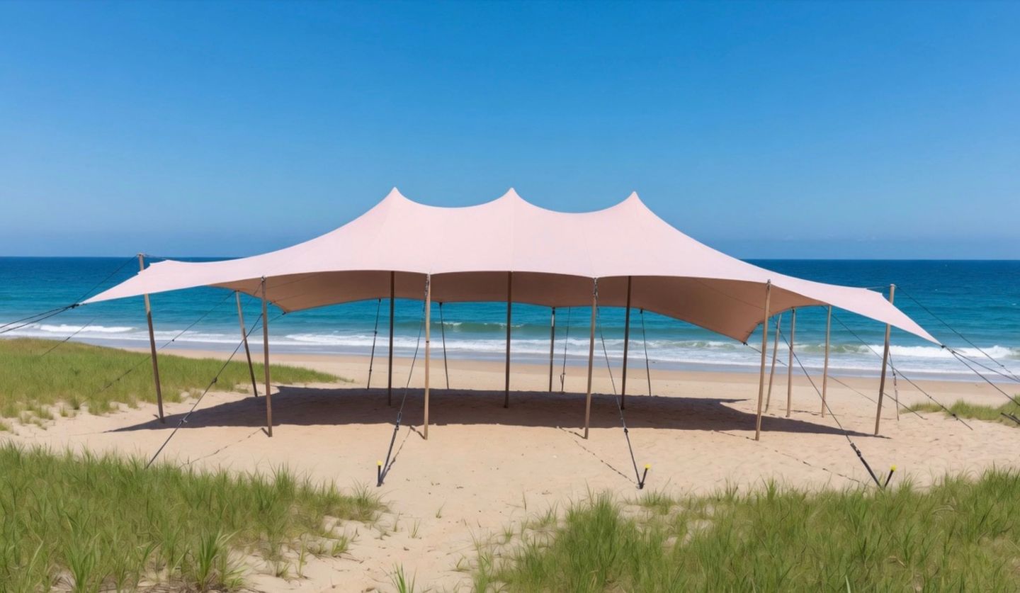 Carpa Bedu instalada frente al mar sobre un terreno costero