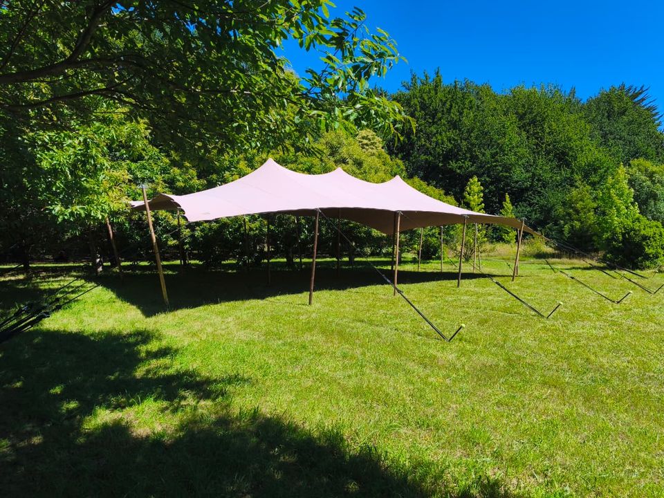 Carpa tensada preparada para un evento de jardín