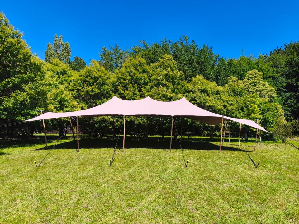 Carpa beduina tensada para un evento de verano en el jardín