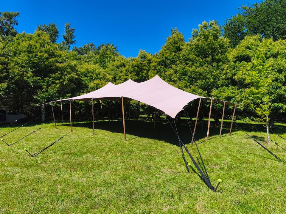 Carpa beduina bajo la sombra de un jardín verde