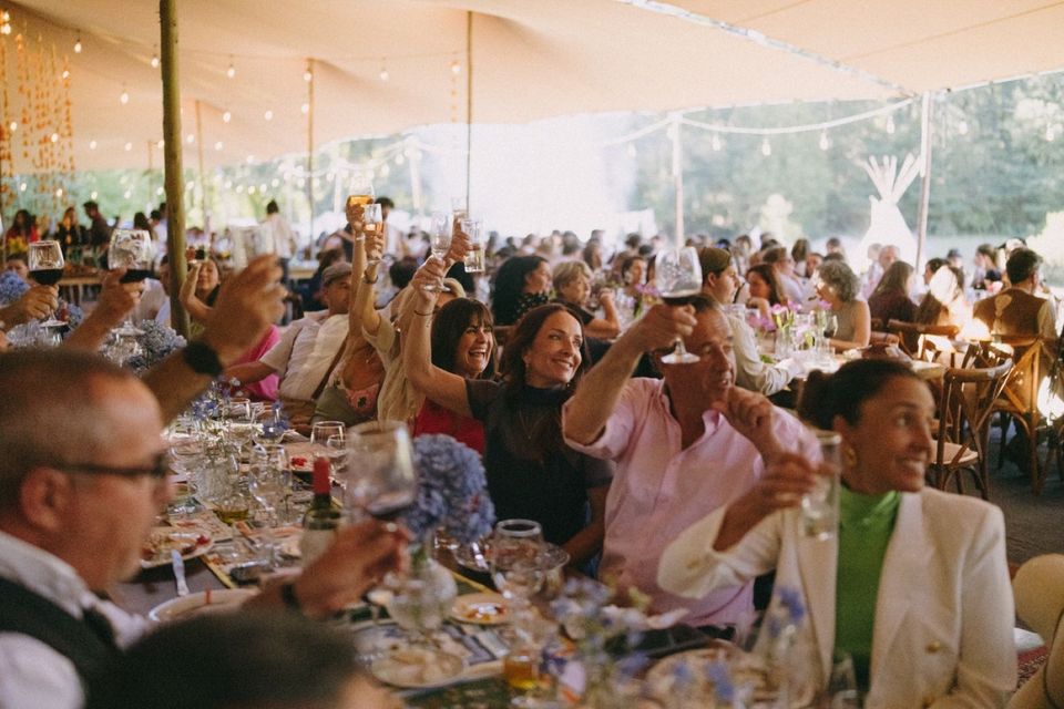 Invitados celebrando un evento social bajo una carpa beduina tensada