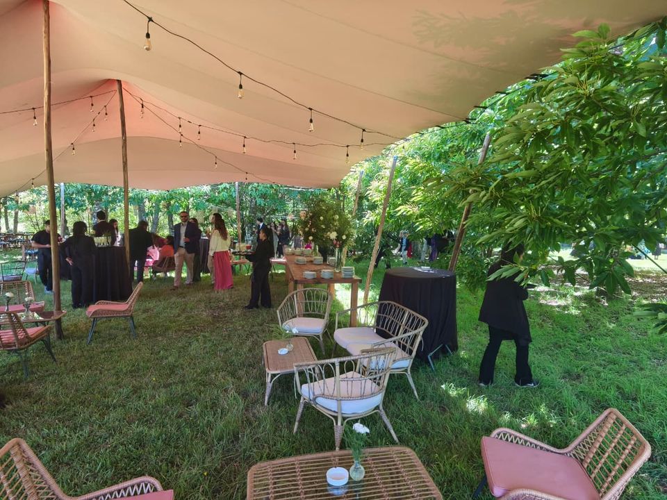 Cena de jardín para matrimonio bajo una carpa beduina