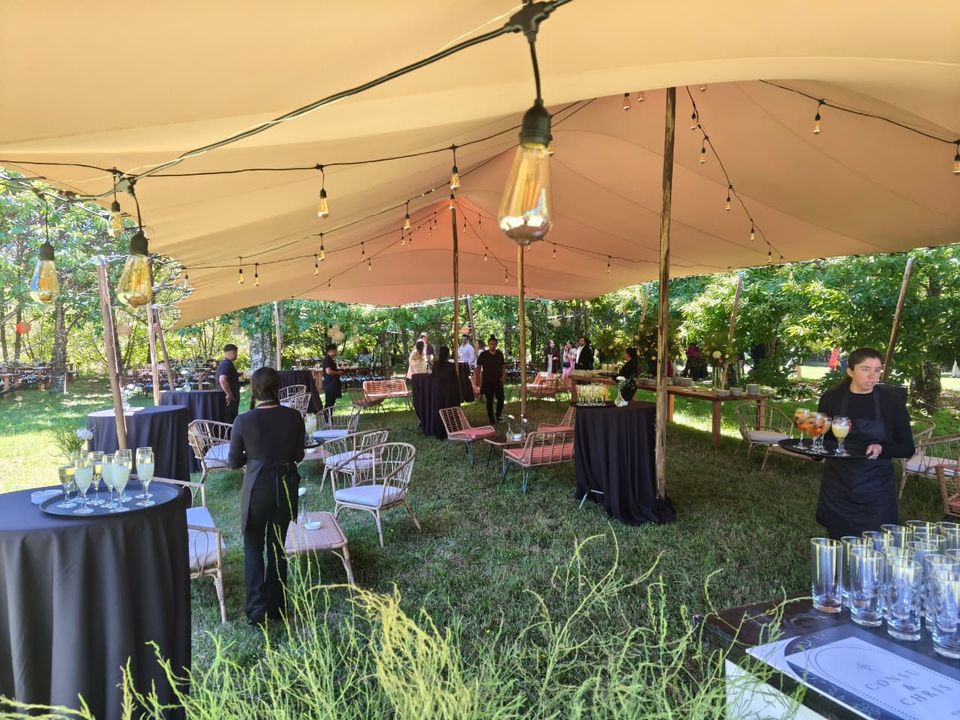 Cóctel para evento servido bajo una carpa beduina tensada