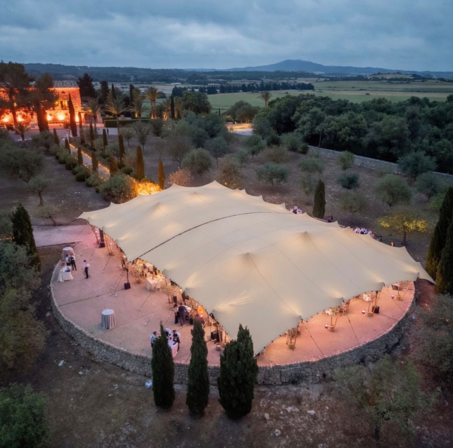 Vista aérea de un evento al aire libre bajo una carpa beduina
