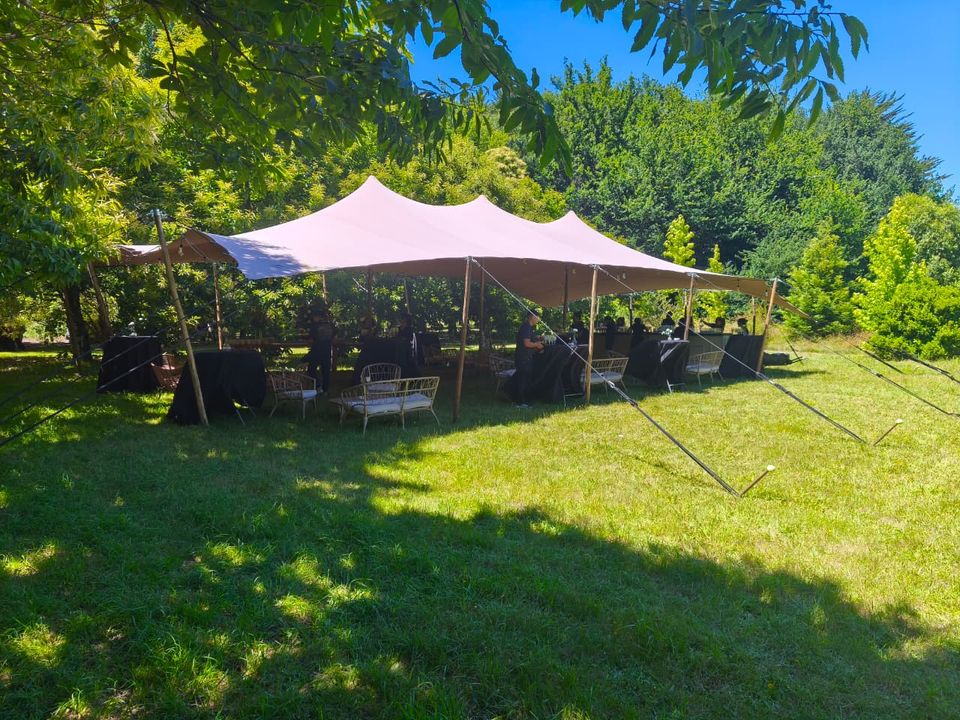 Evento social de jardín bajo una carpa beduina tensada