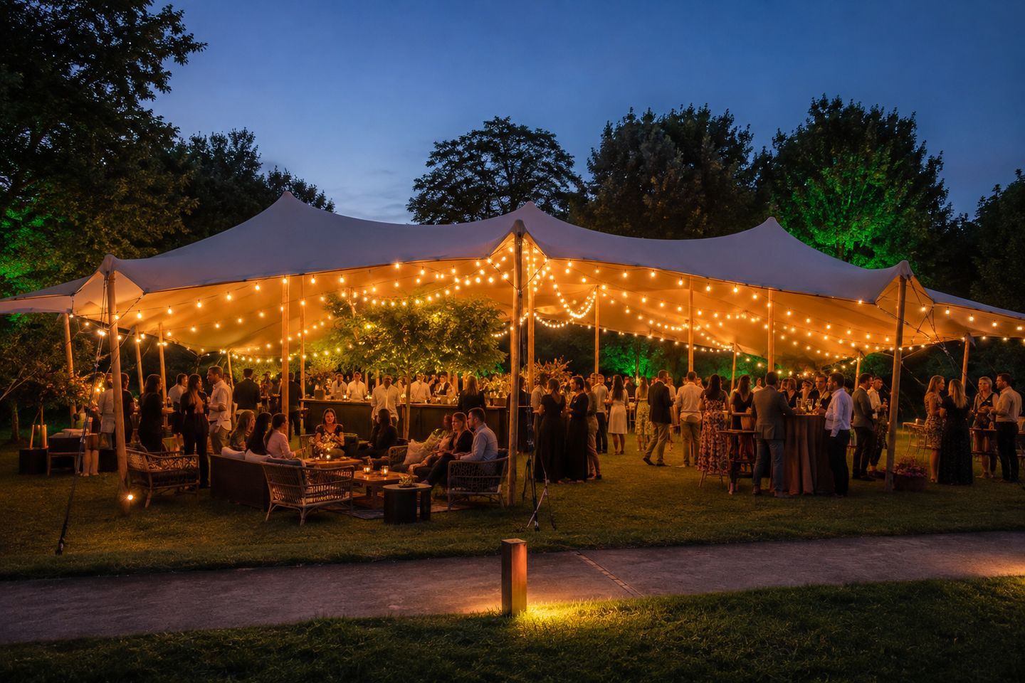 Evento nocturno de hospitality bajo una carpa Bedu iluminada con guirnaldas