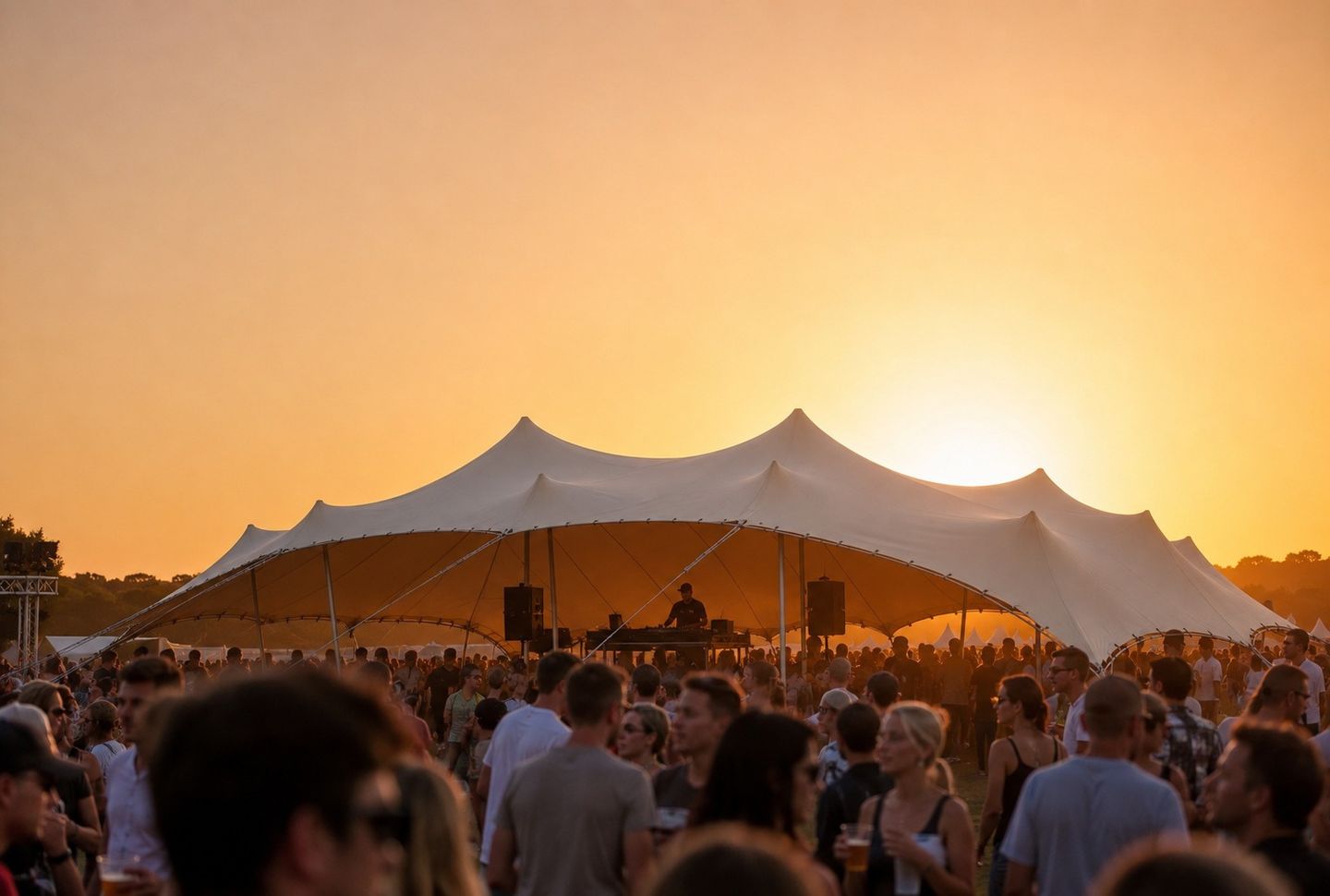 Festival al atardecer bajo una gran carpa Bedu