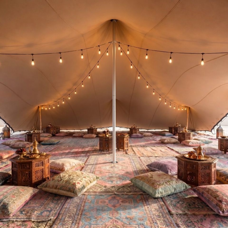 Interior de salón para eventos bajo una carpa tensada con luces cálidas