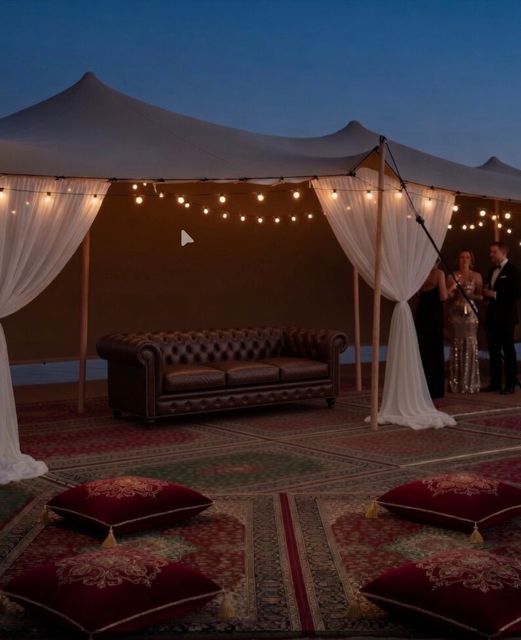 Zona lounge nocturna con cojines bajo una carpa tensada para eventos