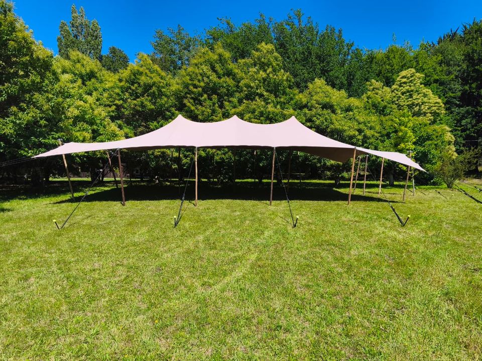 Montaje de mesas para matrimonio bajo una carpa beduina