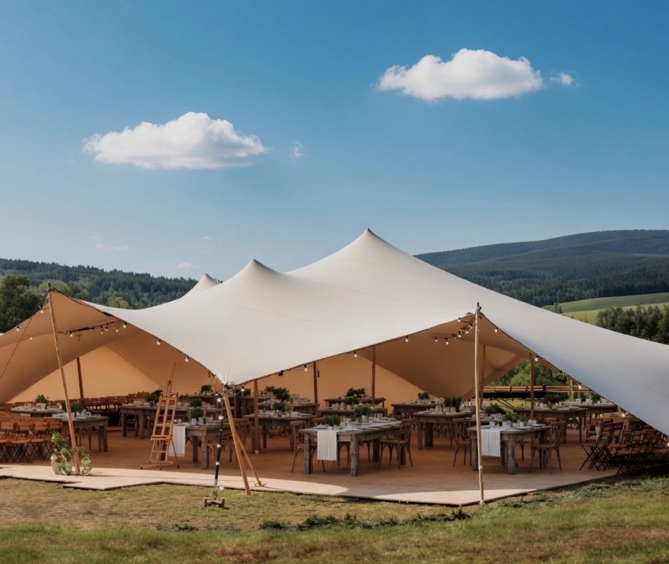 Recepción de matrimonio bajo una carpa beduina con montañas al fondo
