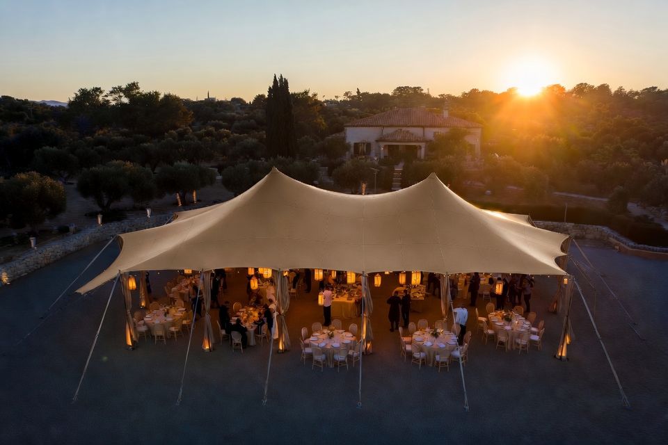 Terraza para evento protegida por una carpa beduina tensada